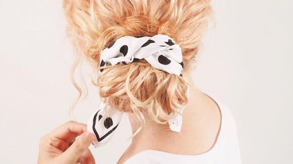 Blogueira ensina tutorial de penteados com lenço para cabelo cacheado. Aprenda!