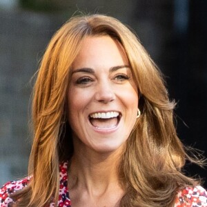 Kate Middleton deixa cabelo solto e usa make natural em 1º dia da filha na escola nesta quinta-feira, dia 05 de setembro de 2019