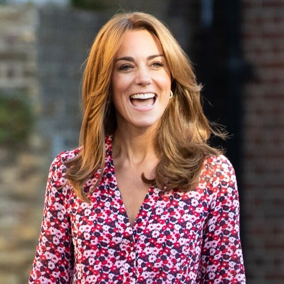 Kate Middleton deixa cabelo solto e usa make natural em 1º dia da filha na escola nesta quinta-feira, dia 05 de setembro de 2019