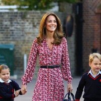 Princesa Charlotte fica envergonhada em 1º dia na escola com irmão e pais. Veja!