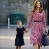 Kate Middleton aposta em vestido floral e cinto preto para levar filhos na escola nesta quinta-feira, dia 05 de setembro de 2019