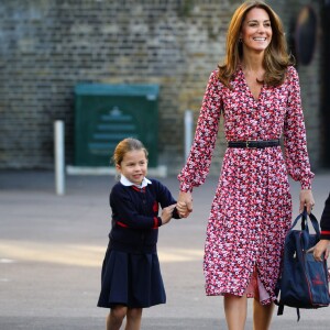 Kate Middleton aposta em vestido floral e cinto preto para levar filhos na escola nesta quinta-feira, dia 05 de setembro de 2019