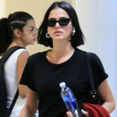 Bruna Marquezine usa óculos descolado para compor look de aeroporto nesta quinta-feira, dia 05 de setembro de 2019