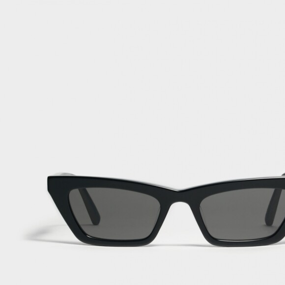 Bruna Marquezine repete óculos de sol assimétrico em dia em aeroporto nesta quinta-feira, dia 05 de setembro de 2019