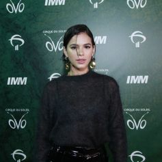 Bruna Marquezine usa rabo de cavalo baixo para dia em aeroporto nesta quinta-feira, dia 05 de setembro de 2019