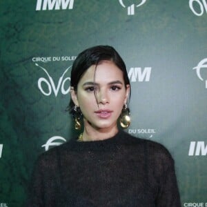 Bruna Marquezine usa rabo de cavalo baixo para dia em aeroporto nesta quinta-feira, dia 05 de setembro de 2019