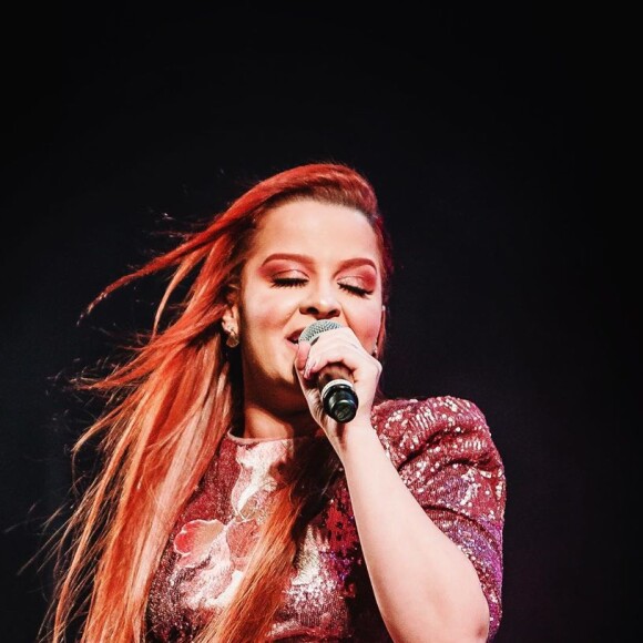 Maiara, dupla de Maraisa, apostou em um figurino decotado para shows nesta sexta (06)