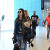 Thaila Ayala mostra o sorriso ao embarcar em aeroporto no Rio