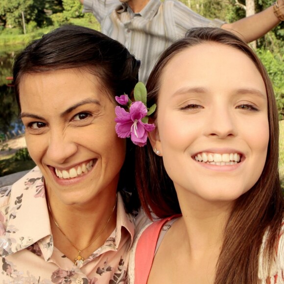 Mirela (Larissa Manoela) faz sucesso na web com lives sobre sua vida no campo na novela 'As Aventuras de Poliana'