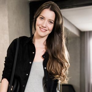 Nos próximos capítulos da novela 'A Dona do Pedaço', Josiane (Agatha Moreira) fica completamente na miséria depois de ser roubada por Fabiana (Nathalia Dill)