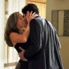 Amanda (Adriana Birolli) beija José Pedro (Caio Balt) depois de passar a noite com Leonardo (Klebber Toledo), em cena de 'Império'