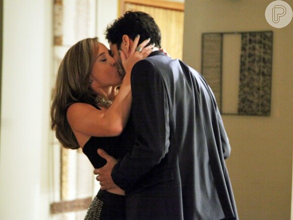 Amanda (Adriana Birolli) beija José Pedro (Caio Balt) depois de passar a noite com Leonardo (Klebber Toledo), em cena de 'Império'