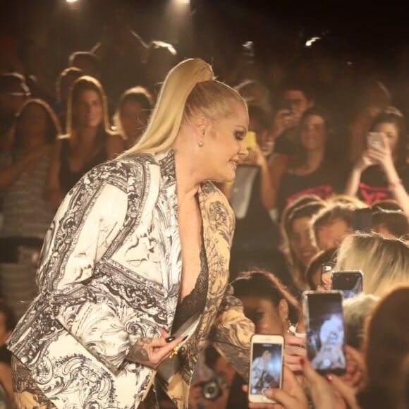 Monique Evans ao cruzar a passarela se dirigiu ao local onde estava a mulher, DJ Caca Werneck, em desfile em homenagem aos 40 anos da grife Yes Brazil