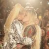 Monique Evans tascou beijão na mulher, a DJ Caca Werneck, durante desfile em homenagem aos 40 anos da grife Yes Brazil nesta quinta-feira, 12 de setembro de 2019
