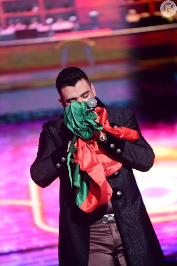 Gusttavo Lima beijou a bandeira de Portugal durante o show em Lisboa