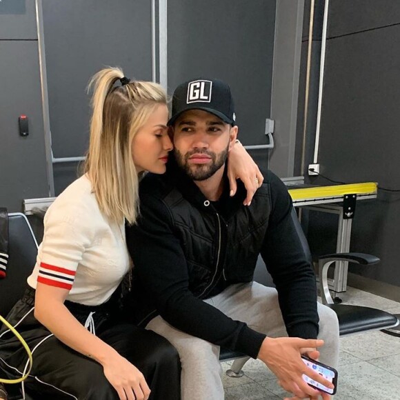 Depois do show, Gusttavo Lima e Andressa Suita embarcaram para Londres, para mais uma apresentação do artista