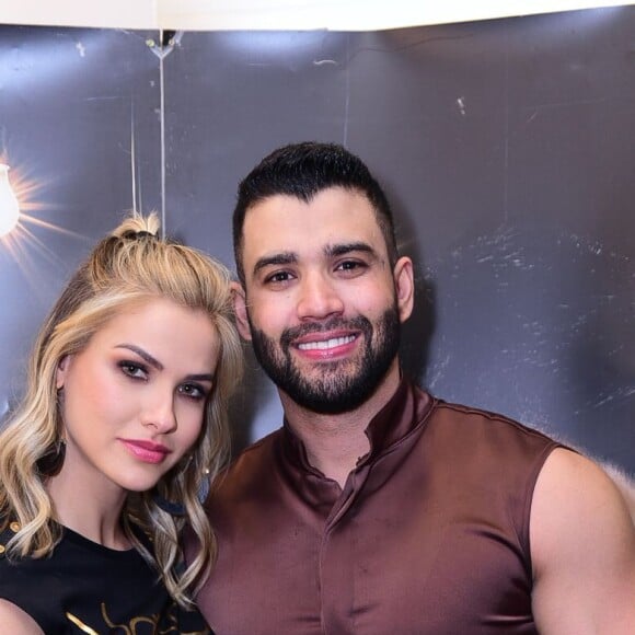 Gusttavo Lima e Andressa Suita posaram juntos nos bastidores do show do cantor em Portugal