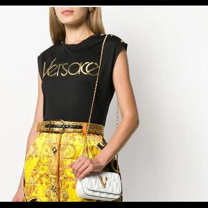 Blusa Versace escolhida por Andressa Suita pode ser comprada no Brasil por R$ 4.270