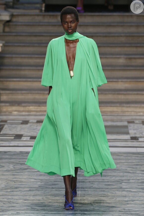 Vestidos em tecidos fluidos e em tons pastel, como o verde claro, apareceram na coleção da grife de Victoria Beckham contrastando com sapatos de cores fortes