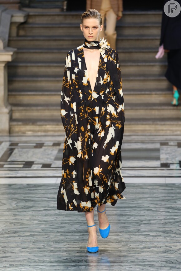 Na Semana de Moda de Londres, a grife de Victoria Beckham apostou no ponto de cor no look com sapatos color blocking