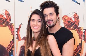 Jade Magalhães aceita pedido de casamento de Luan Santana em passeio de balão