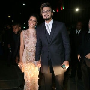 Jade Magalhães aceitou pedido de casamento de Luan Santana