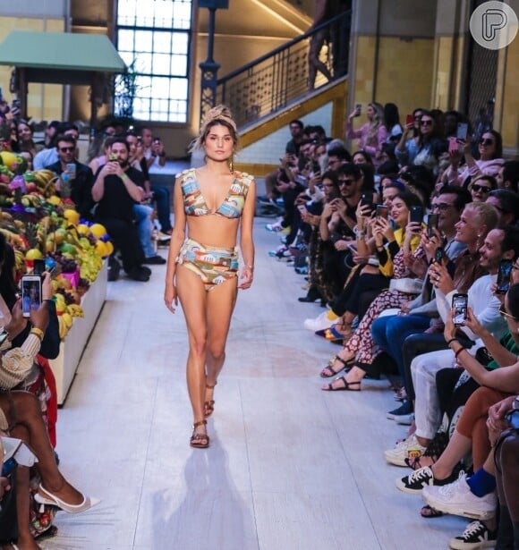 Sasha Meneghel desfilou para uma marca de beachwear e foi prestigiada pelos pais