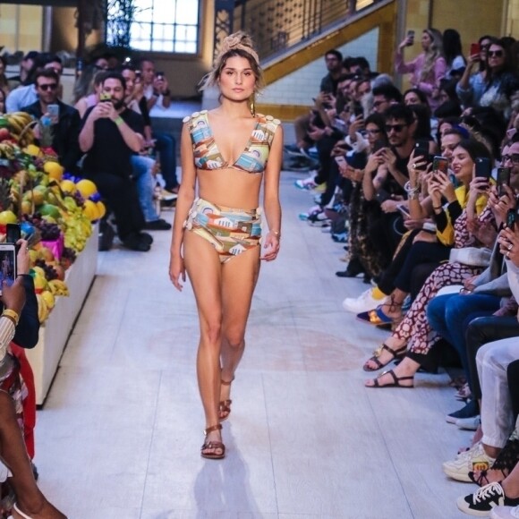 Sasha Meneghel desfilou para uma marca de beachwear e foi prestigiada pelos pais