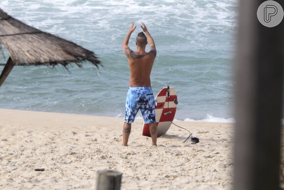 Paulinho Vilhena faz uma espécie de meditação antes de surfar