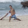 Paulinho Vilhena se exercita na areia antes de surfar