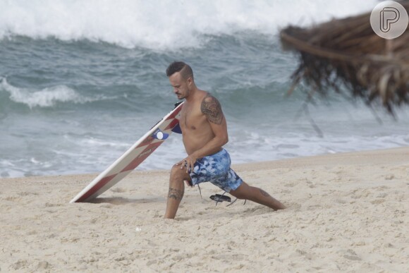 Paulinho Vilhena se alonga e mostra a boa forma antes de surfar