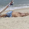 Paulinho Vilhena exibiu sua barriga chapada em praia do Rio