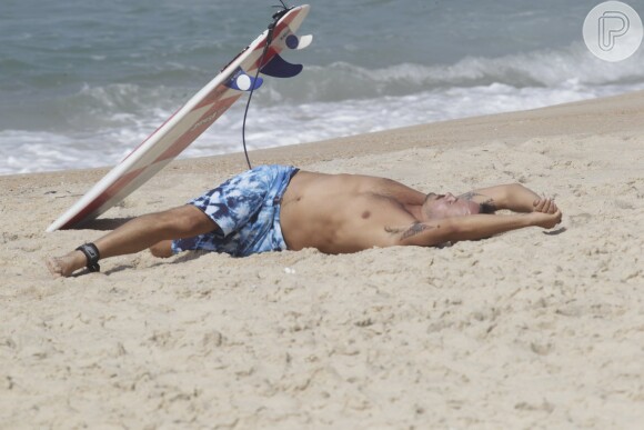 Paulinho Vilhena exibiu sua barriga chapada em praia do Rio