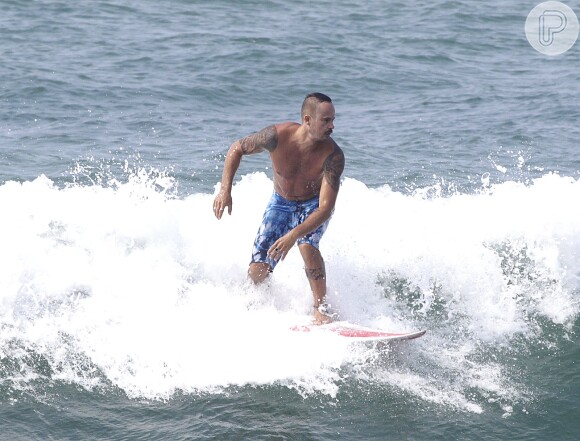 Paulinho Vilhena aproveita ondas para surfar em praia do Rio
