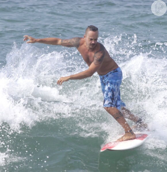Paulinho Vilhena surfou na praia de Grumari, Zona Oeste do Rio
