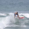 Paulinho Vilhena aproveita ondas para surfar em praia do Rio