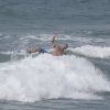 Paulinho Vilhena caiu da prancha de surfe em praia do Rio nesta manhã de quinta-feira, 16 de outubro de 2014