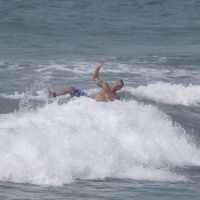 Paulinho Vilhena, da novela 'Império', leva caldo durante surfe em praia do Rio