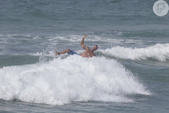 Paulinho Vilhena caiu da prancha de surfe em praia do Rio nesta manhã de quinta-feira, 16 de outubro de 2014