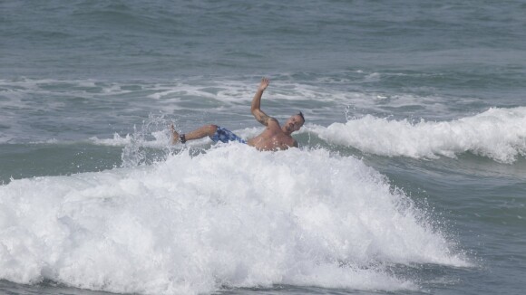 Paulinho Vilhena, da novela 'Império', leva caldo durante surfe em praia do Rio