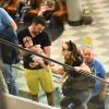 Thaeme Marioto é vista com sua filha, Liz, e seu marido embarcando no aeroporto de Congonhas, em São Paulo