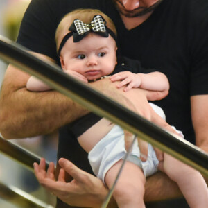 Thaeme Marioto é vista com sua filha, Liz, e seu marido embarcando no aeroporto de Congonhas, em São Paulo