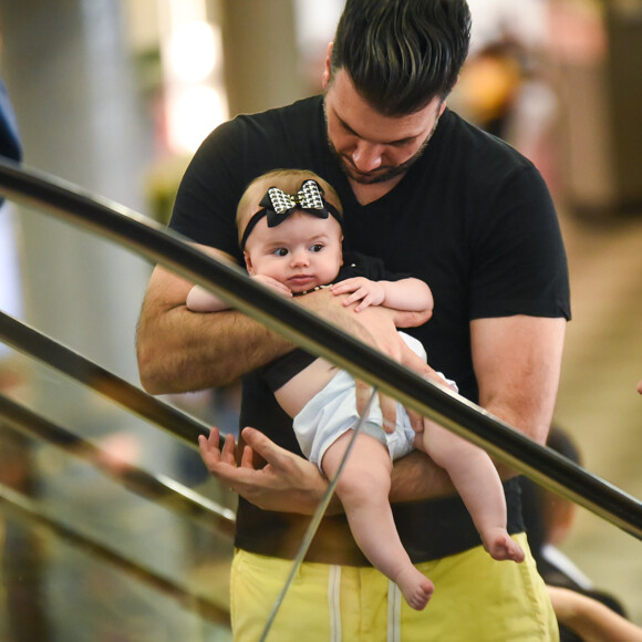 Thaeme Marioto é vista com sua filha, Liz, e seu marido embarcando no aeroporto de Congonhas, em São Paulo