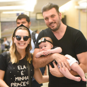 Thaeme Mariôto e a filha combinam no estilo e mostram look em aeroporto