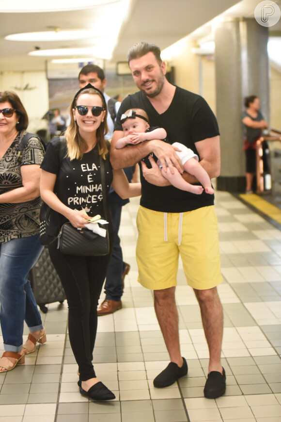 Thaeme Mariôto e a filha combinam no estilo e mostram look em aeroporto