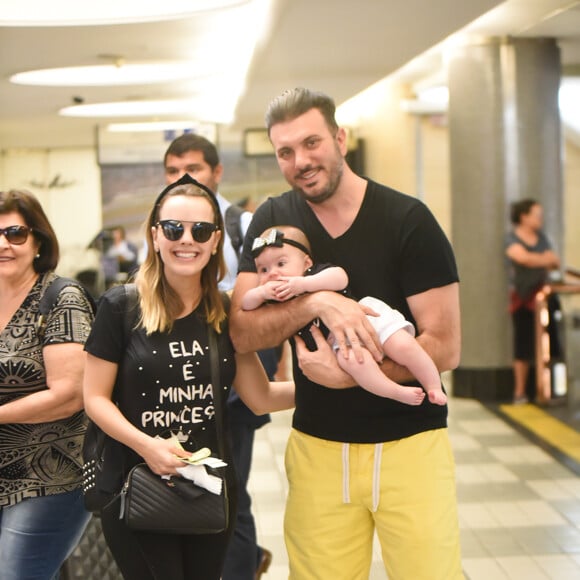 Thaeme Mariôto e a filha combinam no estilo e mostram look em aeroporto