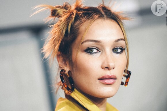 A Fendi apostou na maquiagem com lápis de olho preto e glitter na Semana de Moda de Milão