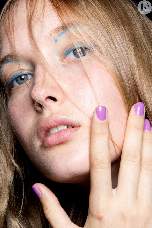 A beleza da grife Peter Pilotto para o verão tem o divertido delineado azul e as unhas com esmalte lilás