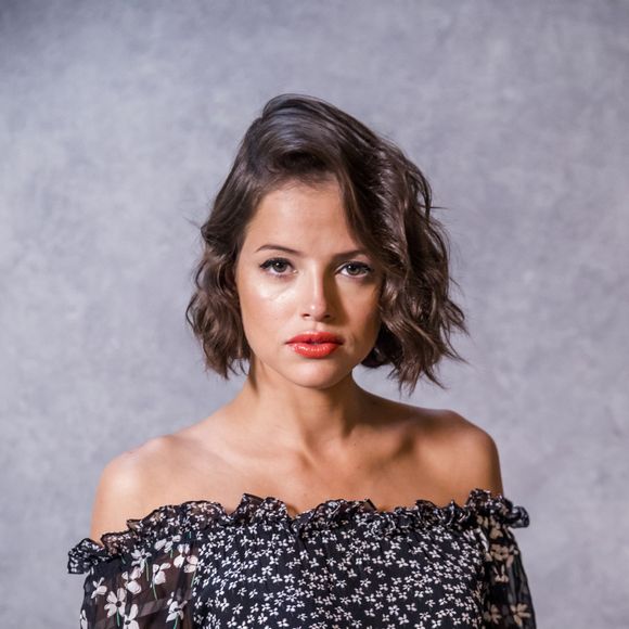 Josiane (Agatha Moreira) se recusa a confirmar o álibi de Régis (Reynaldo Gianecchini) na novela 'A Dona do Pedaço'