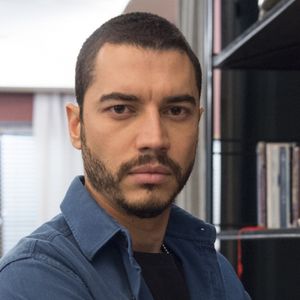 Camilo (Lee Taylor) fica atrás de Régis (Reynaldo Gianecchini) na novela 'A Dona do Pedaço'